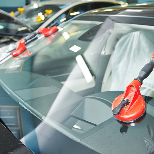 What auto glass company to contact when windshield is damaged 